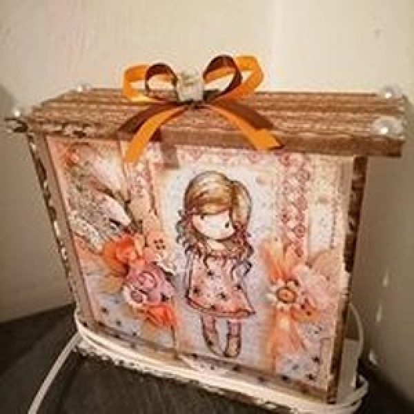 Ξύλινο Με Πλέξιγκλας Επιτραπέζιο Φωτιστικό Με Σχέδιο